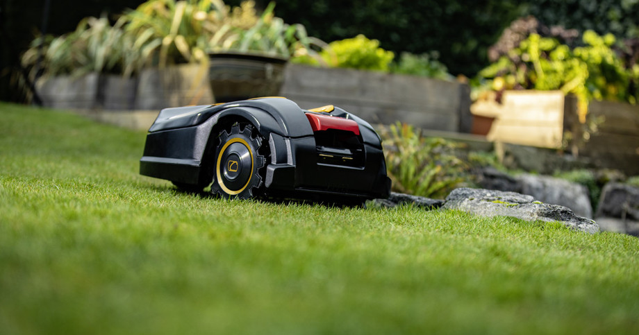 Robot tondeuse XR5 : Il tond. Vous profitez. | Cub Cadet