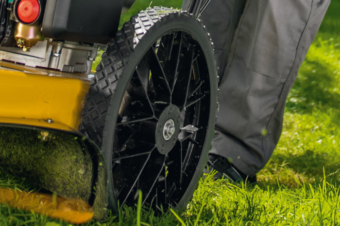 Grandes roues pour une maniabilité extrême -Débroussailleuse à roues Cub Cadet Grandes roues pour une maniabilité extrême - Débroussailleuse à roues Cub Cadet